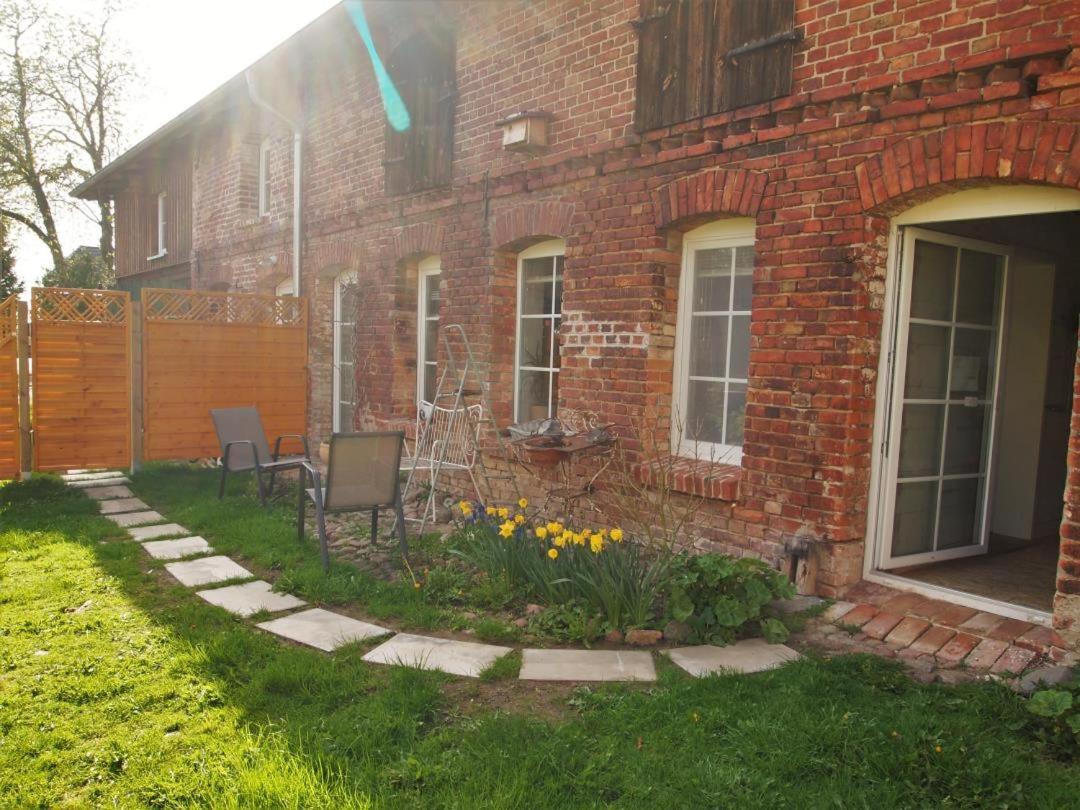 Neu Fewo Im Bauernhaus Mit Idyllischem Innenhof Und Naturgarten Mesekenhagen Exterior photo